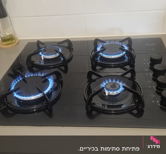 כיריים גז עם ארבעה מבערים דולקים